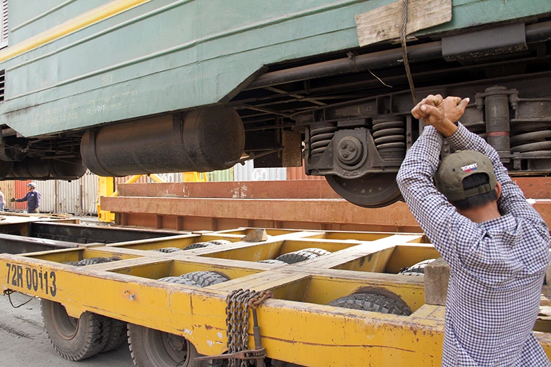Cần cẩu di chuyển toa tàu hàng chục tấn sau sự cố sập cầu Ghềnh ảnh 11 Cần cẩu di chuyển toa tàu hàng chục tấn sau sự cố sập cầu Ghềnh ảnh 11